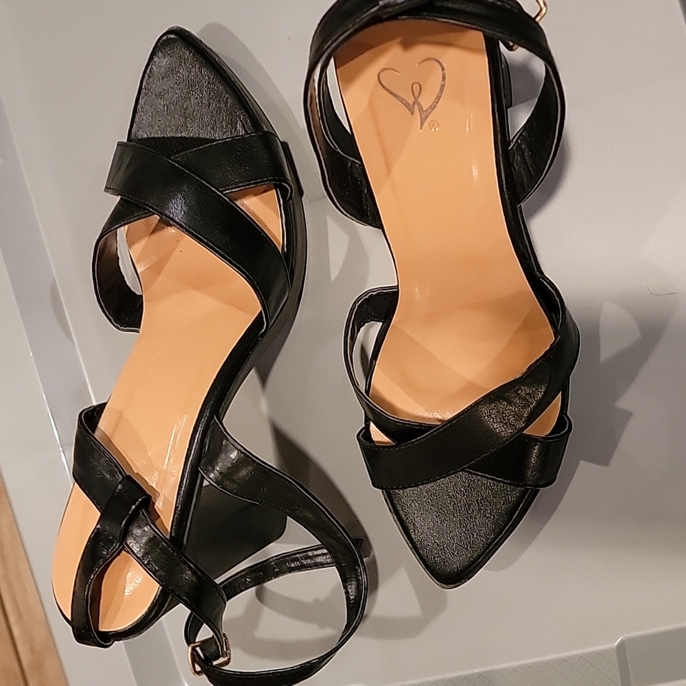 strap heels 👠 black five inch heel thick beautiful shoes size 10